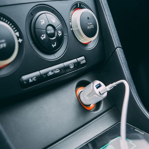 Autós szivargyújtó adapter - 2xUSB aljzattal - 2,4 A - fehér - M.N.C